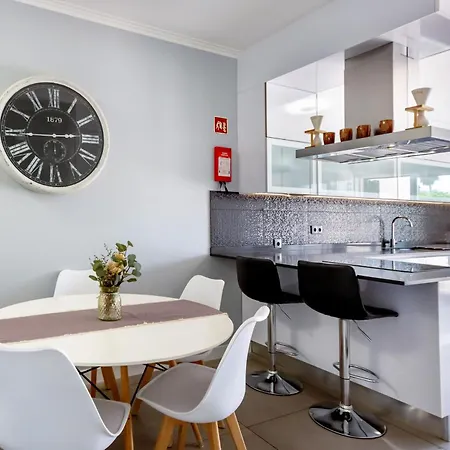 Vakantiehuis Spacious House With Pool
