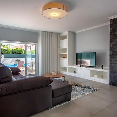 Spacious House With Pool Дом отдыха Фару