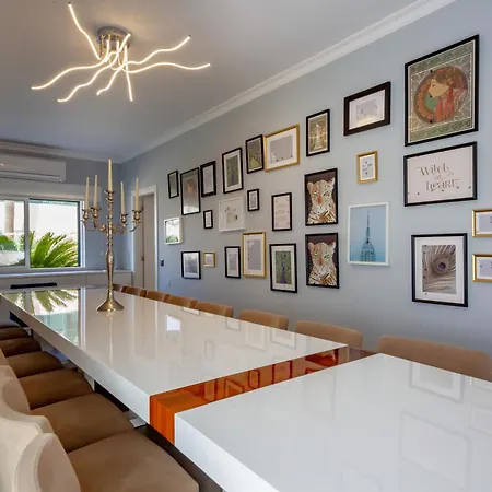 Vakantiehuis Spacious House With Pool *