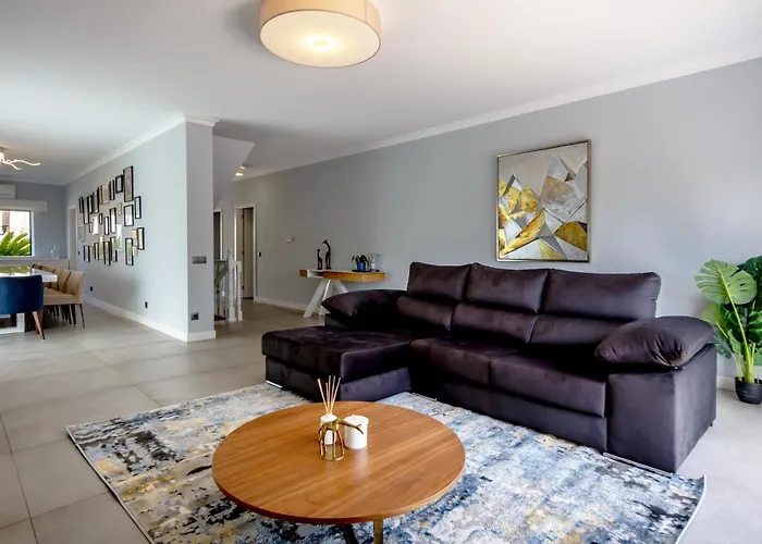 Spacious House With Pool Ferienhaus Distrikt Faro