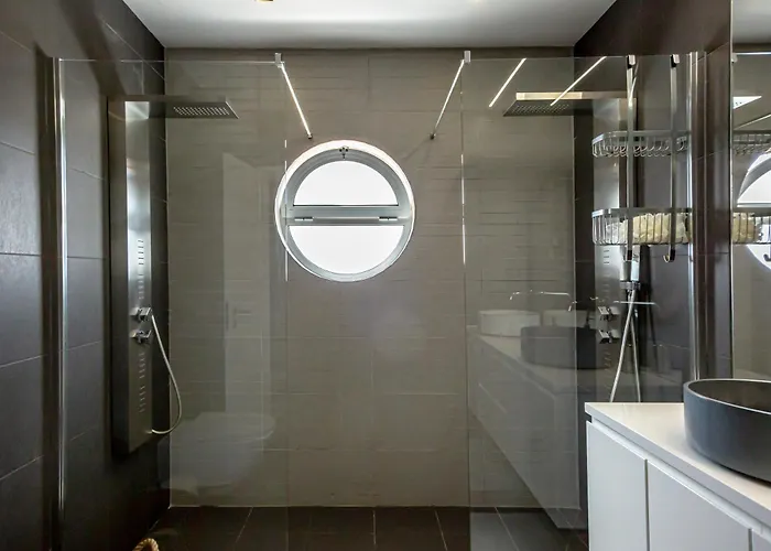 Spacious House With Pool