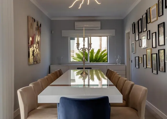 Spacious House With Pool Holiday home *