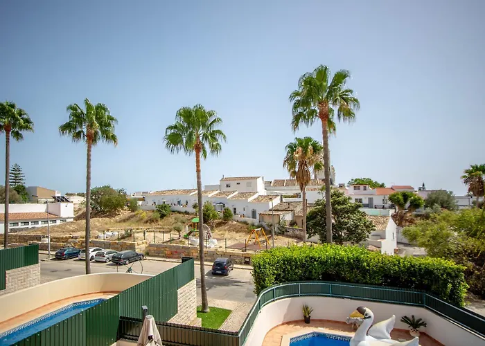 Spacious House With Pool Ferienhaus Distrikt Faro